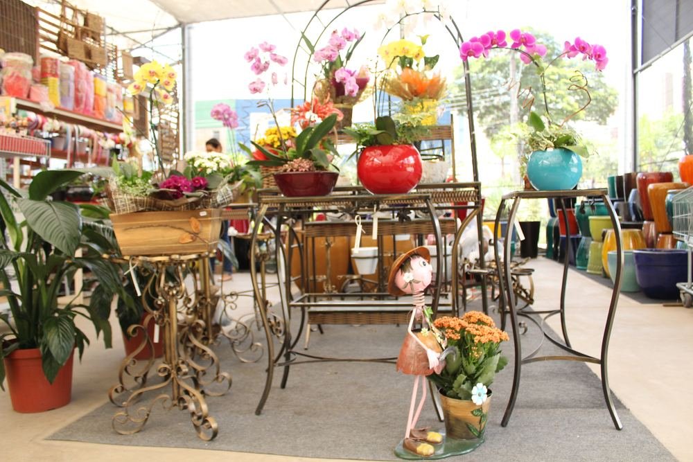 Arranjos florais e presentes prontos na Nikey Shopping das Plantas