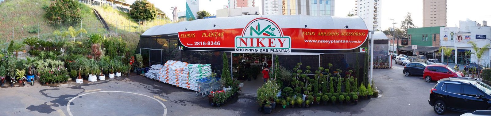 Fachada da Nikey Shopping das Plantas com estacionamento e letreiro